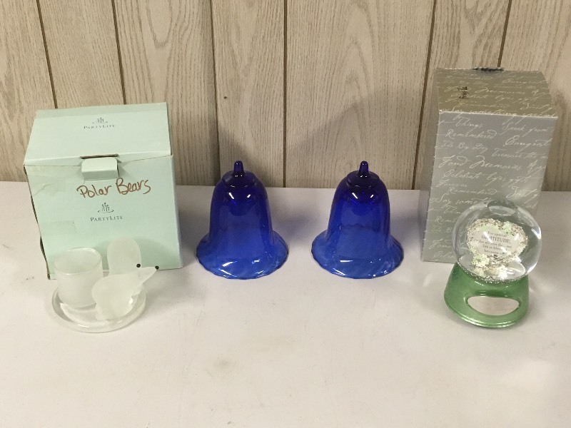 lot 59 image: Partylight Polar Bears, Blue Soliloquy, Gratitude Musical Waterball