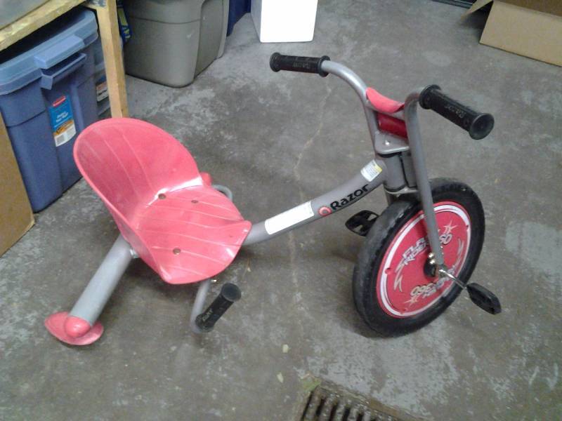 lot 19 image: Razor Flashrider 360 3-Wheel