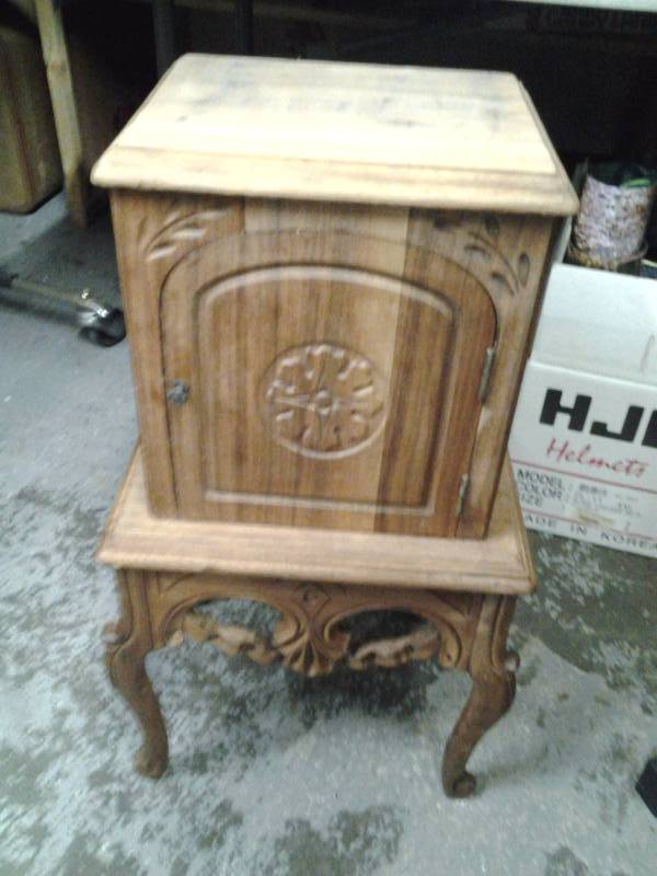 lot 21 image: Wood Carved Copper Lined Humidor 14x11x26