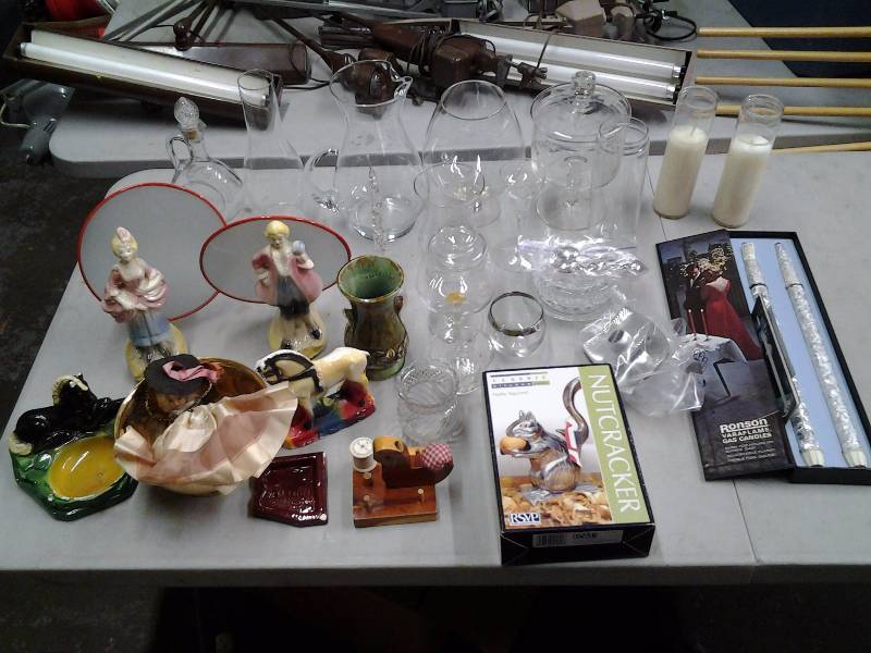 lot 30 image: Lot Of Glassware