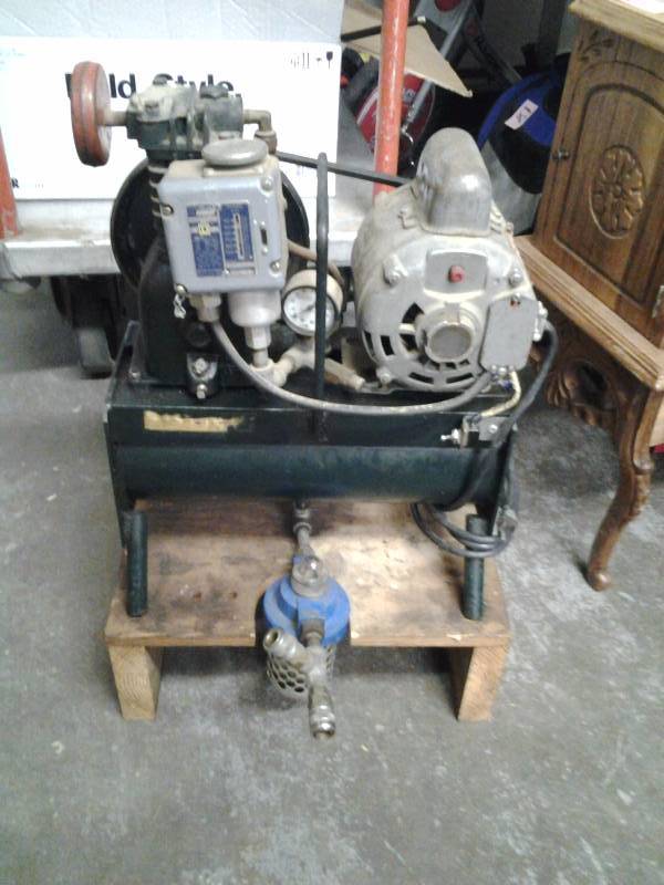 lot 40 image: Small Portable Air Compressor