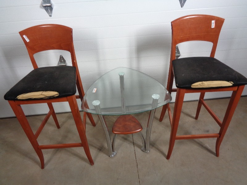 lot 144 image: End Table, 2 Stools