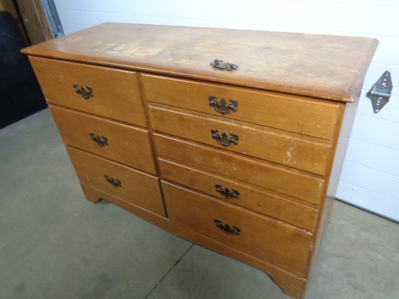 lot 147 image: 6 Drawer Dresser