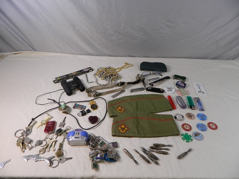 lot 38 image: Chips, Knives, Collectibles