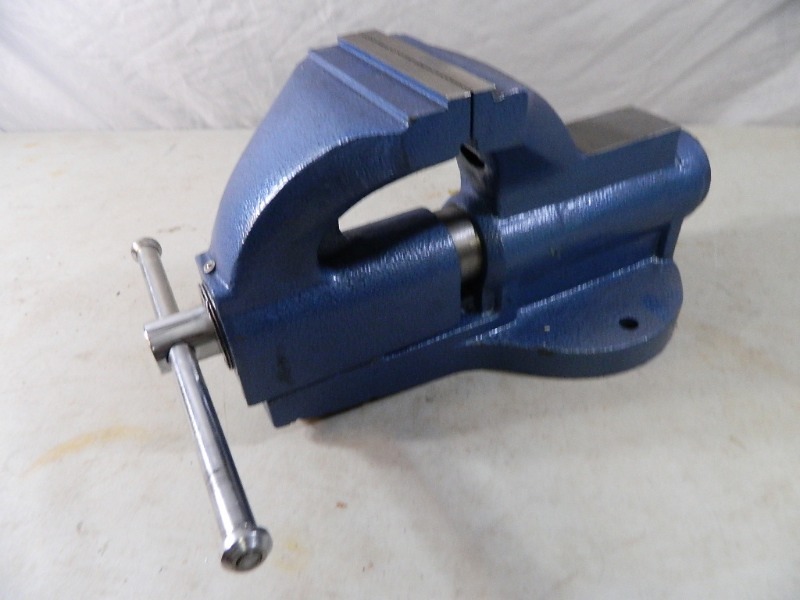 lot 59 image: New Bench Vise