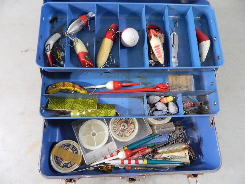 lot 61 image: Vintage Tackle Box with Old Lures