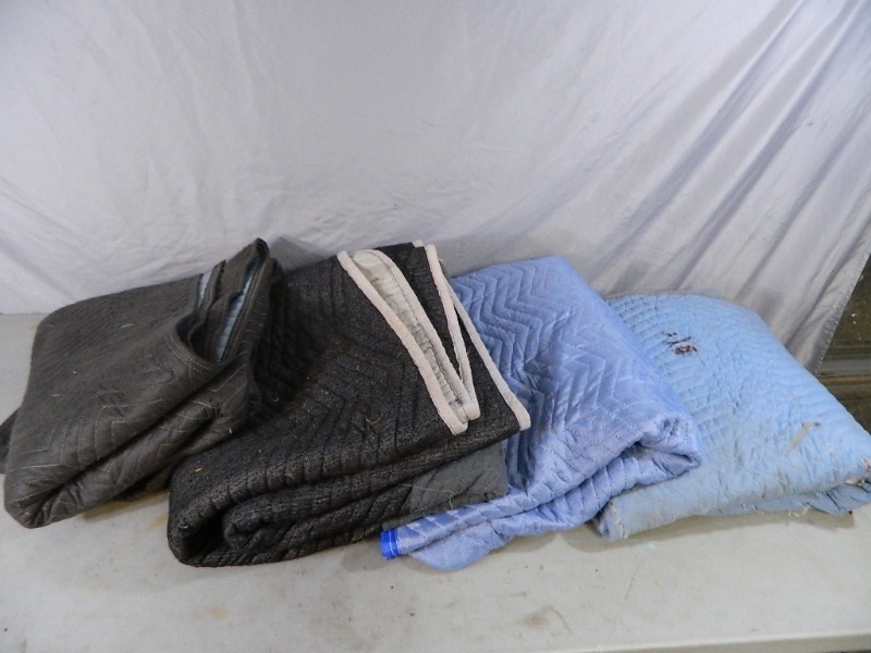 lot 67 image: 4 Moving Blankets