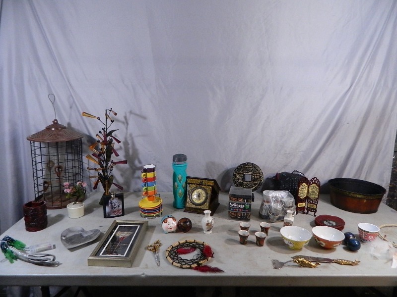 lot 100 image: Decor and More