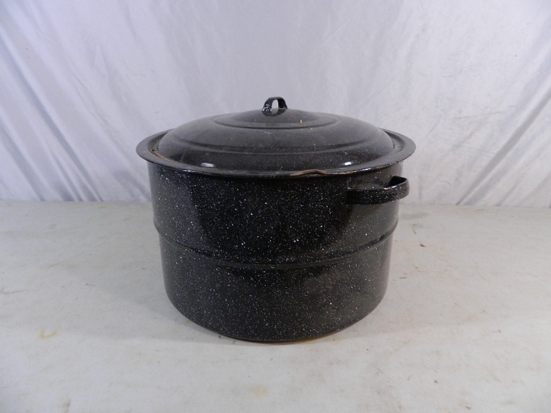 lot 103 image: Large Pot with Lid