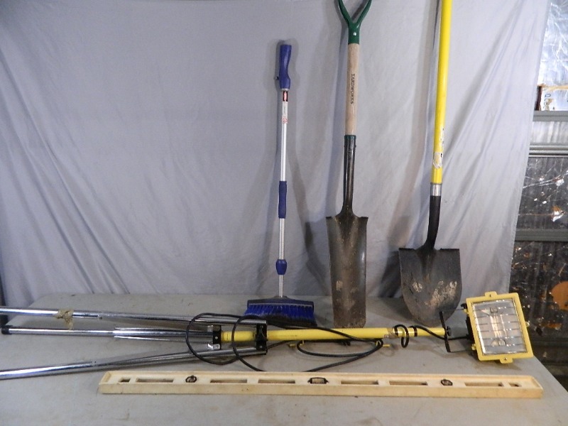 lot 117 image: Long Handle Tools
