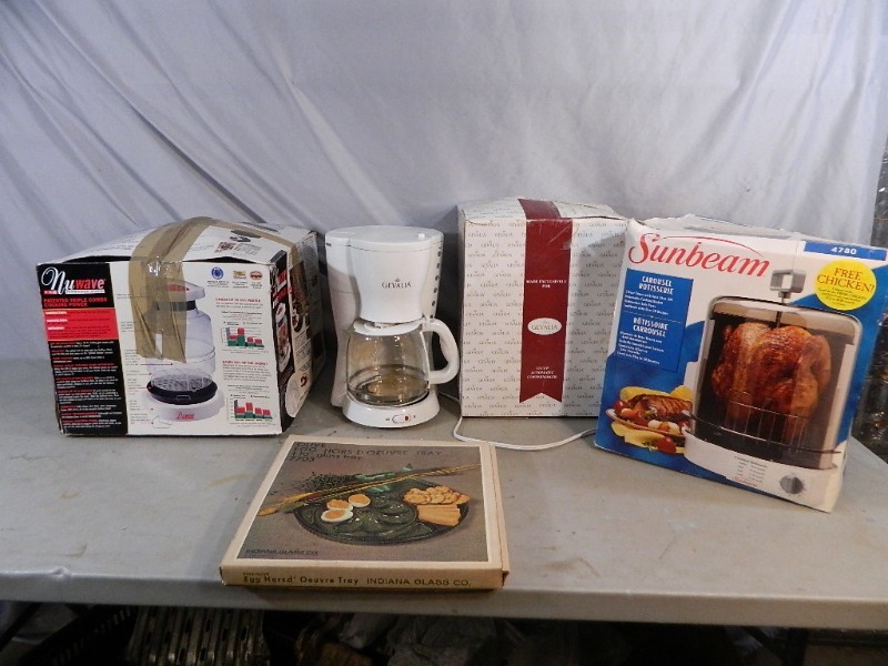 lot 125 image: Kitchen Items