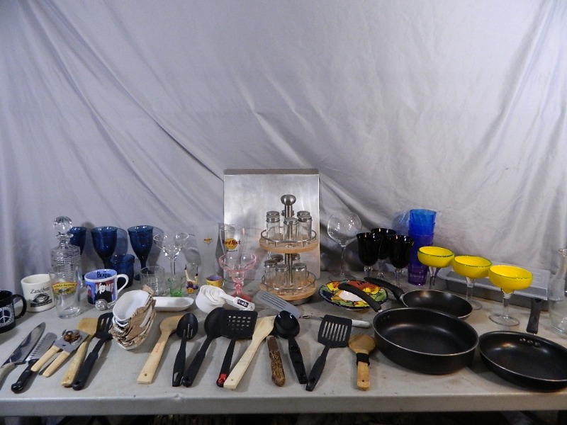 lot 126 image: Kitchen Items