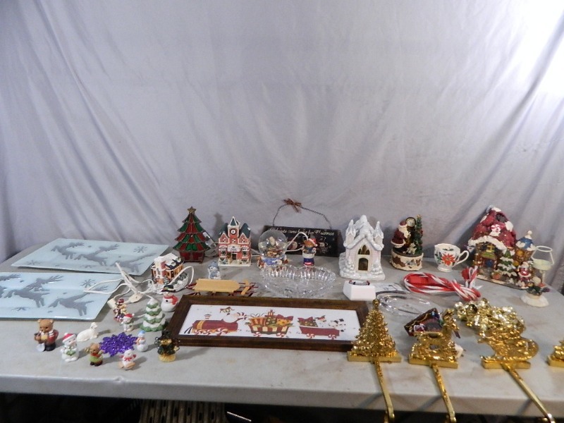 lot 159 image: Christmas Decor
