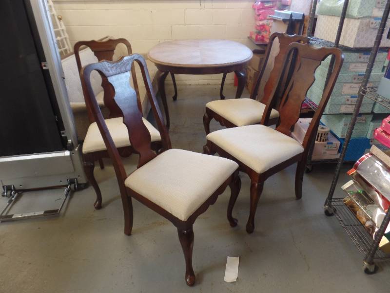 lot 501 image: DINING SET