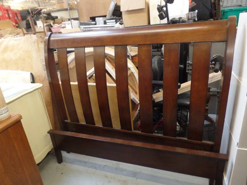 lot 506 image: SOLID WOOD FULL SIZE BED