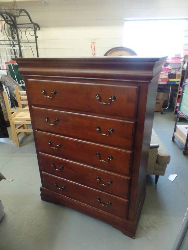 lot 507 image: SOLID WOOD CHEST OF DRAWERS