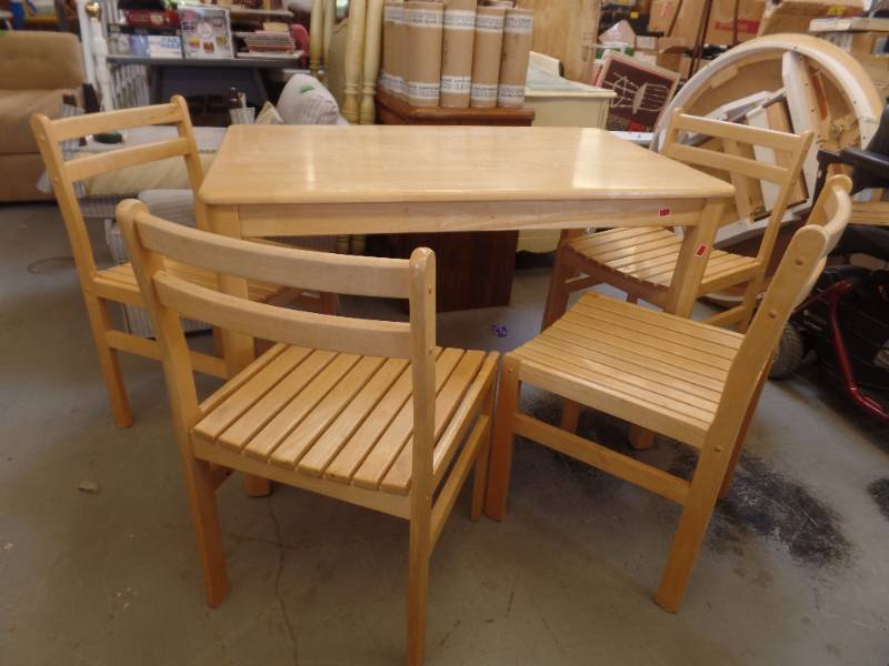 lot 508 image: SOLID WOOD KITCHEN TABLE AND CHAIRS
