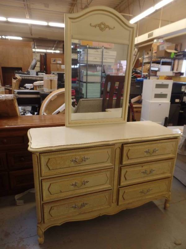 lot 510 image: DRESSER WITH MIRROR