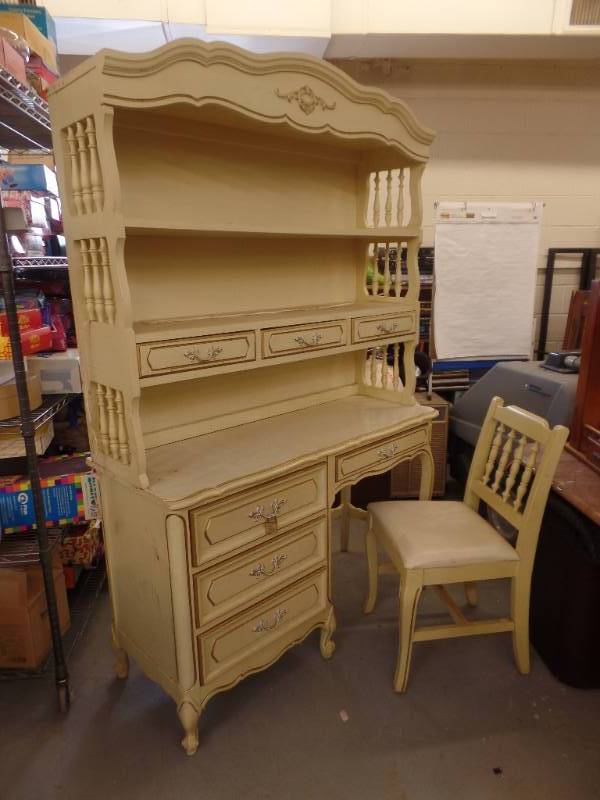 lot 511 image: SOLID WOOD DESK WITH HUTCH AND CHAIR