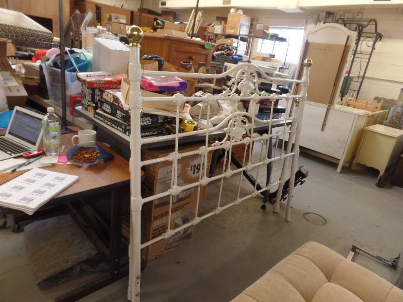 lot 513 image: QUEEN SIZE METAL BED
