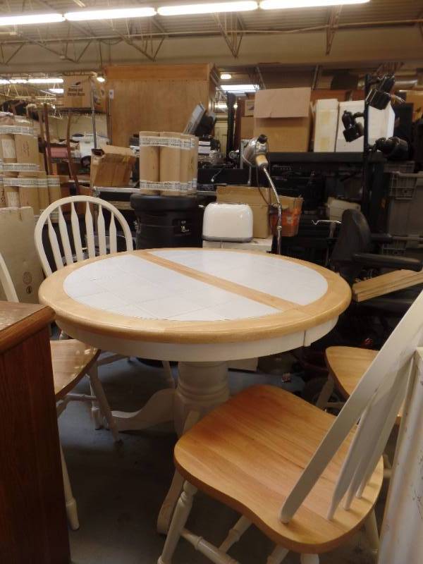 lot 514 image: WHITE TRIMMED BUTTERFLY LEAF KITCHEN SET