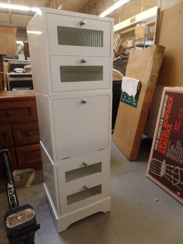 lot 516 image: 3 PC WHITE CABINET