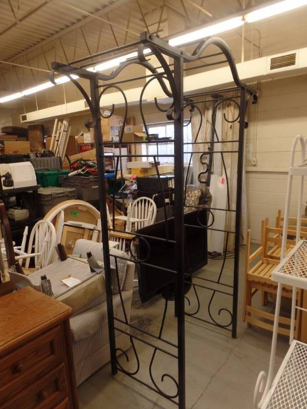 lot 520 image: WROUGHT IRON ARBOR