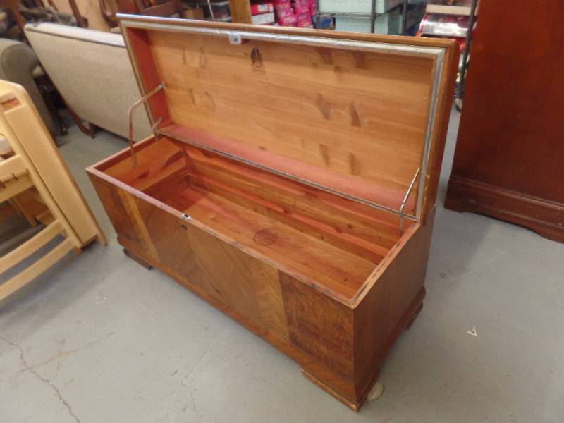 lot 523 image: LANE CEDAR CHEST