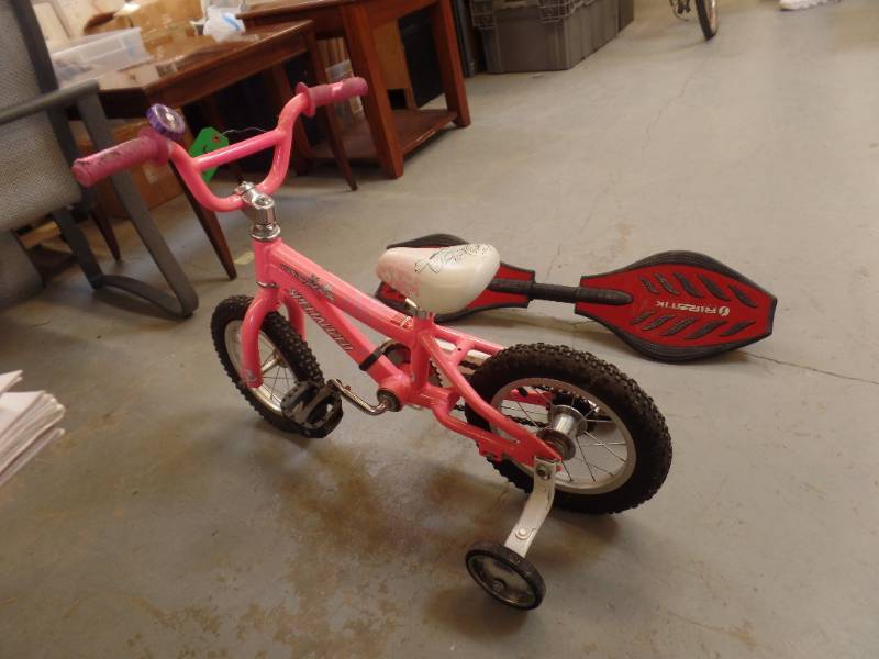 lot 544 image: KIDS BIKE AND RIPSTIK CASTERBOARD