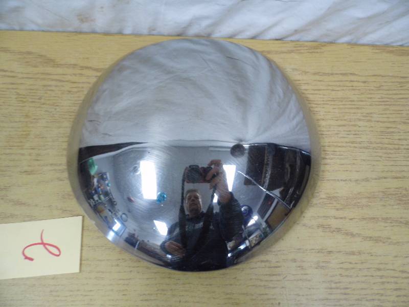 lot 2 image: Vintage Hubcap