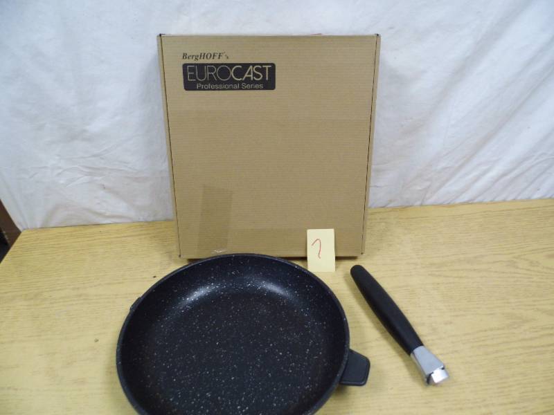 lot 7 image: New Euro Cast Frying Pan
