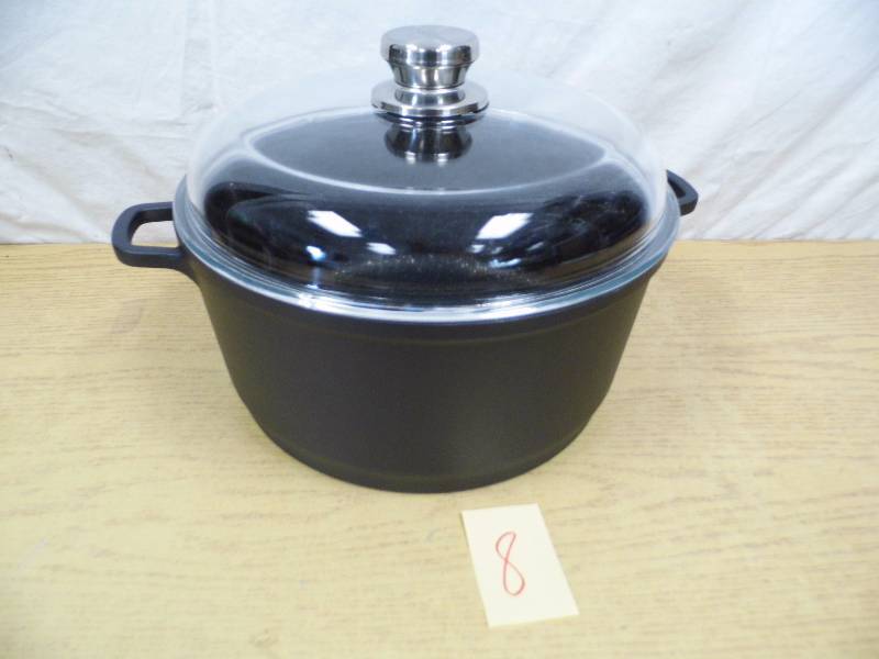 lot 8 image: New Euro Cast Stock Pot w Lid