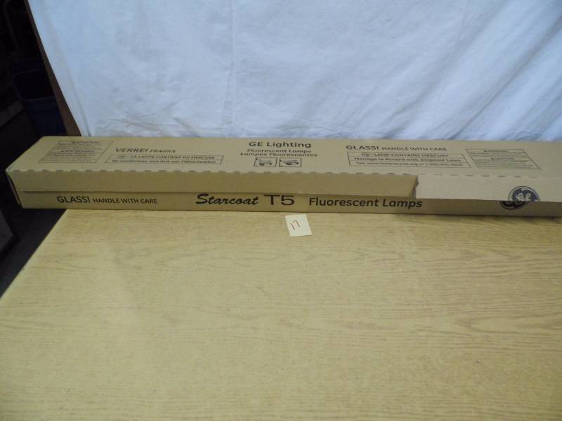 lot 17 image: Box of New Starcoast T5 Lightbulbs