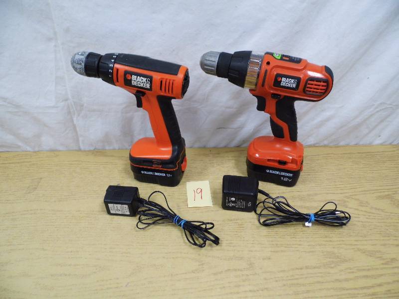 lot 19 image: Black & Deker 12V Drill