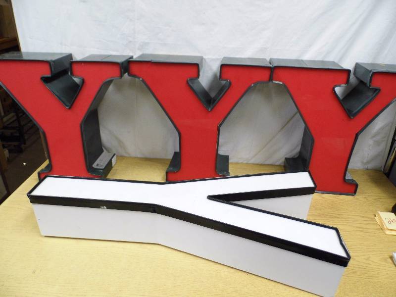 lot 25 image: 4 Letter Y