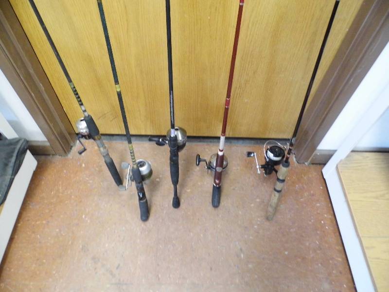 lot 81 image: 5 Fishing Rods w Reels