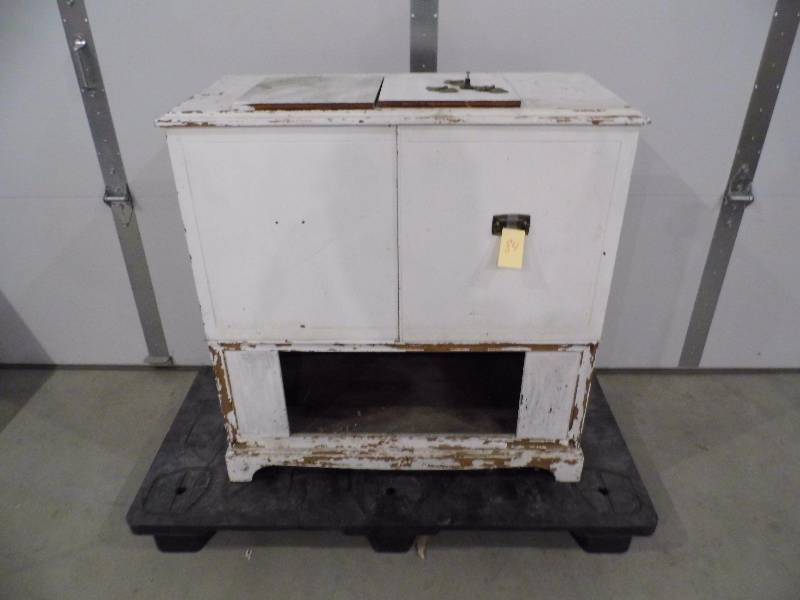 lot 84 image: Shabby Chic White Cabinet