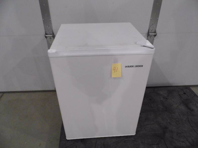 lot 91 image: Black & Decker Mini Fridge