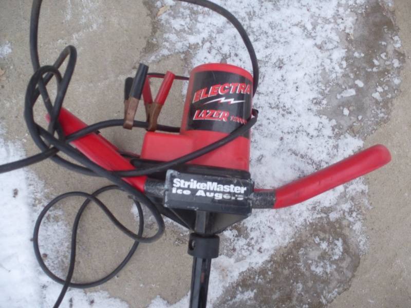 lot 6 image: Strike Master Ice Auger