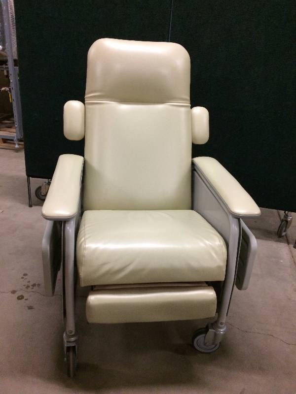 MSRP $2500 Lumex Resident  Patient Recliner With Side Tables Clinical Care Medical IV MEDS Administration Dialysis Recliner - Super Condition