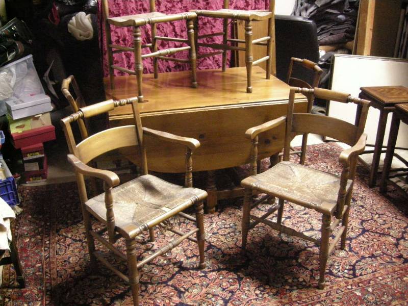 lot 9 image: Vintage Classy Pine Dining Table and Chairs Set