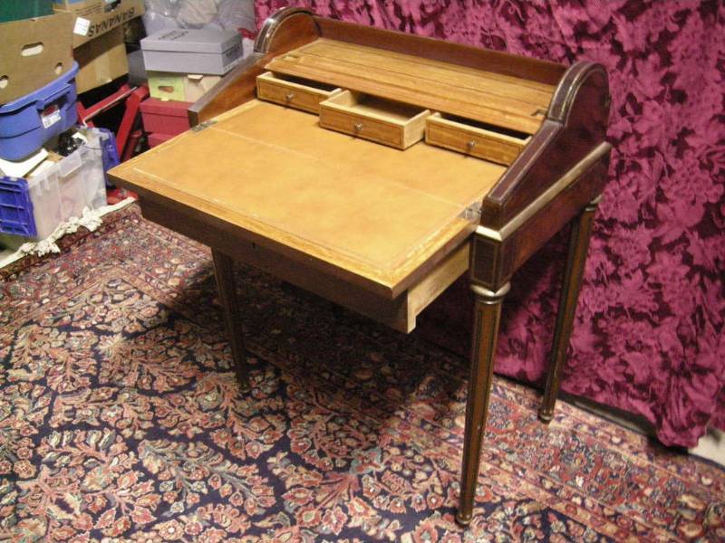 lot 13 image: Classy Vintage Roll-Top Writing Desk