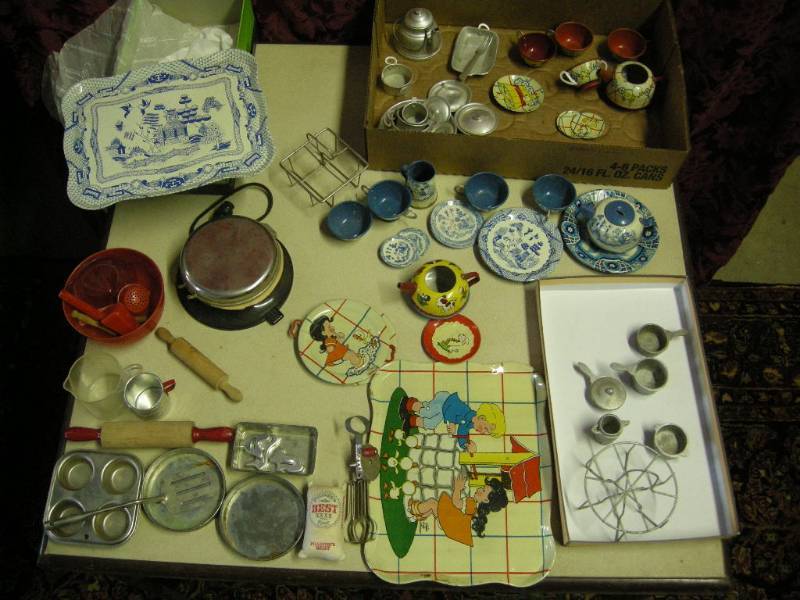 lot 19 image: Vintage Ohio Arts and others Childs Tea Sets