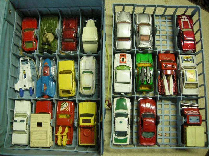 lot 20 image: Vintage Matchbox - Hotwheels in Case