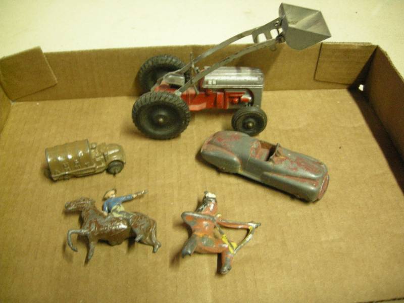 lot 24 image: Vintage Tootsie and Lead Figures