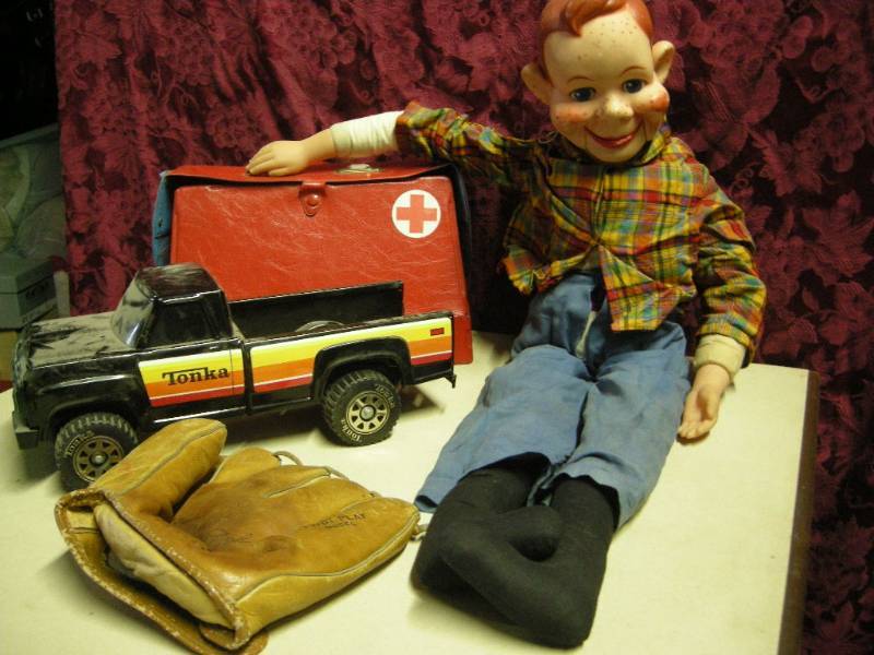 lot 25 image: Vintage Howdy Doody, Tonka, Mitt, Doctor Bag