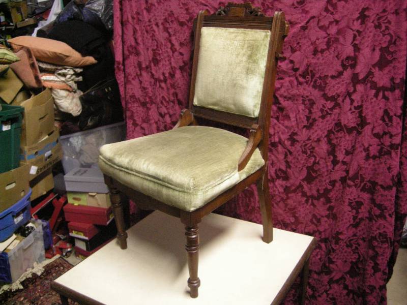 lot 32 image: Victorian Carved Walnut Side Chair
