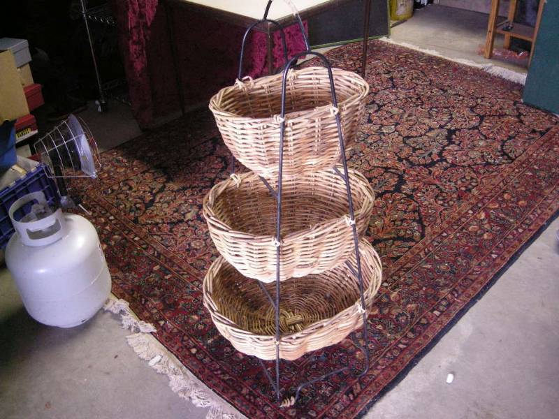 lot 50 image: 3 Tier Basket