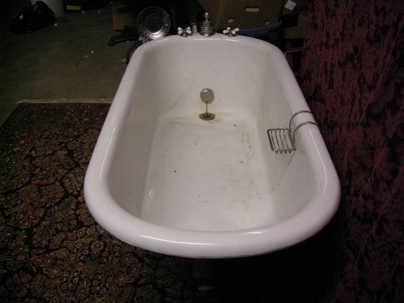 lot 10 image: Antique Cast Iron Clawfoot Tub