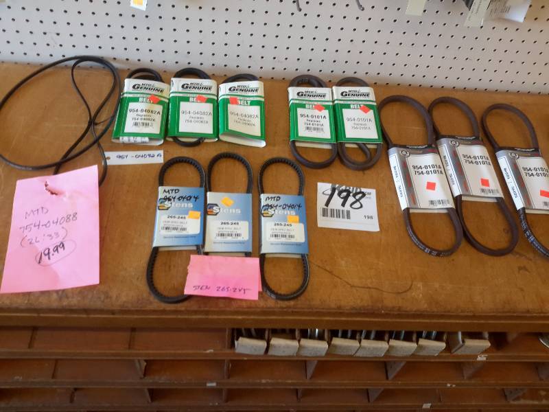 lot 198 image: Lot of Belts as pictured